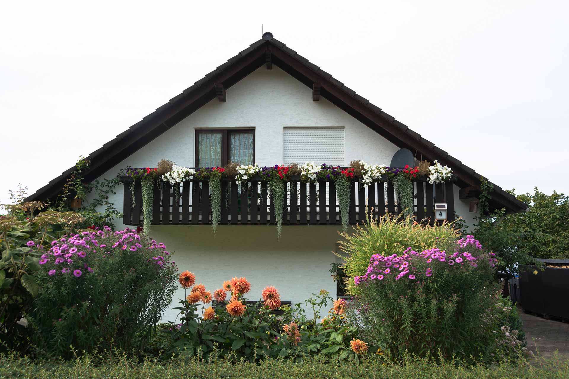 Einfamilienhaus, Bestandsimmobilie mit buntem Vorgarten als Referenzimmobilie